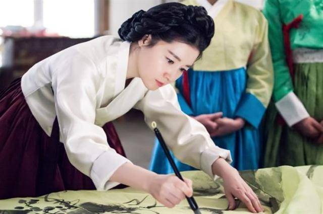 배우 이영애는 ‘사임당, 빛의 일기’에서 한국미술사를 전공한 시간강사 서지윤(이영애)과 사임당 역을 맡았다. SBS 제공