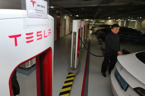서울 종로구에 있는 테슬라 전용 무료 고속충전기 슈퍼차저에서 테슬라 운전자가 충전하는 모습. 테슬라 판매가 급증하면서 슈퍼차저 부족에 대한 불만도 커지고 있다. 연합뉴스