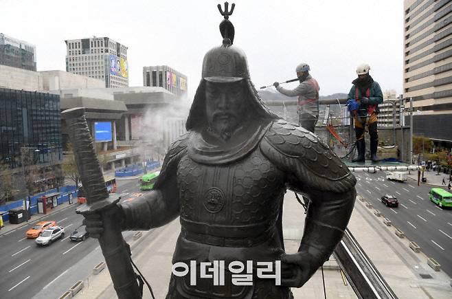 지난해 4월 서울 종로구 광화문광장에서 서울시 관계자들이 이순신 장군 동상을 세척하고 있는 모습(사진=이데일리DB)