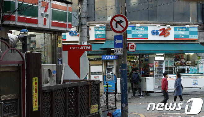 서울 서대문구 신촌 거리에 편의점들이 영업하고 있다. /뉴스1 © News1 안은나 기자