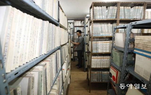 오아시스레코드 2층 창고에는 신중현, 김추자 등 익숙한 이름과 더불어 동요, 불경까지 다양한 한국의 음원들이 차곡차곡 보관돼 있었다.