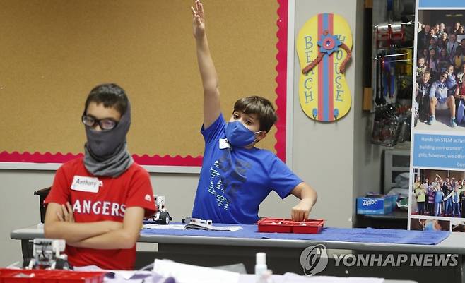 마스크를 쓰고 여름 캠프 수업에 참여한 미국 어린이들 [AP=연합뉴스]
