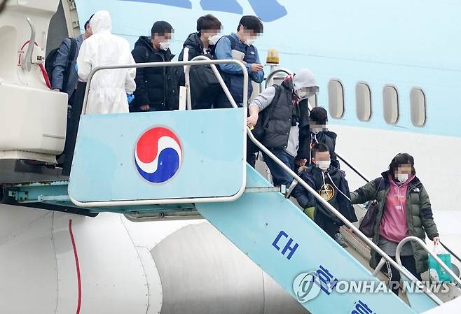 우한 교민 2차 이송 완료 2020년 2월 1일 오전 중국 우한에서 전세기를 타고 김포공항에 도착한 교민들이 트랩을 내려오고 있다. [연합뉴스 자료사진, 재판매 및 DB 금지]