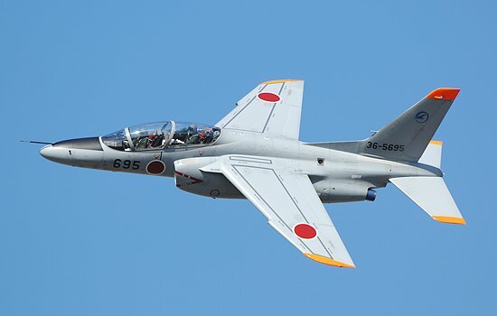 가와사키에서 제작한 일본 항공자위대 T-4 훈련기는 항공자위대의 블루 임펄스 시범비행단에서도 사용한다. [가와사키]