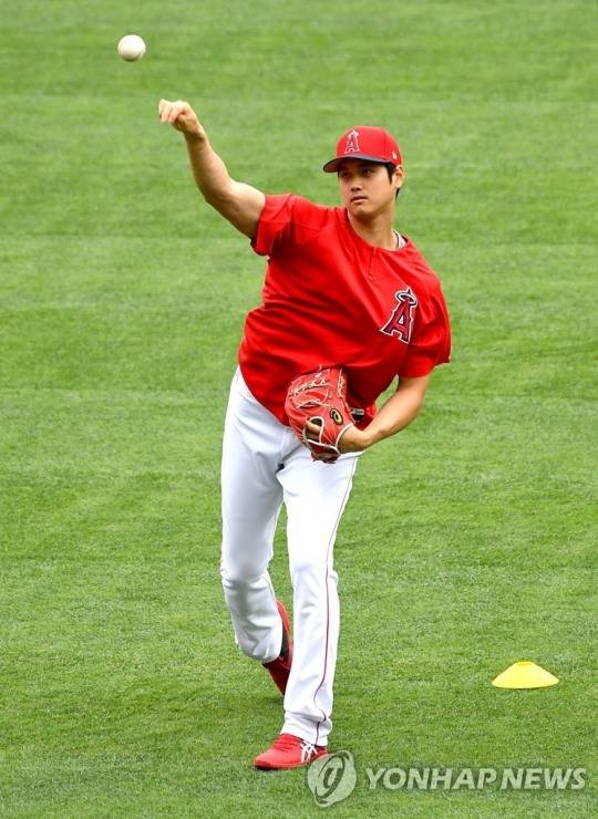 캐치볼 하는 오타니.