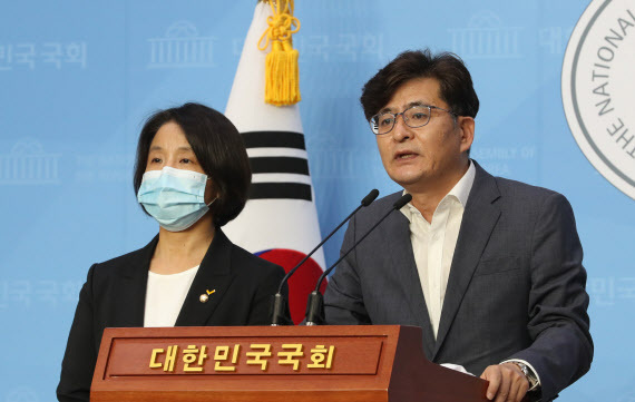 박원석(오른쪽) 정의당 정책위의장.(사진=연합뉴스)