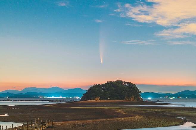 네오와이즈 혜성의 모습. 7월 11일 전남 대야도에서 새벽 4시경 촬영.(사진=안성민)
