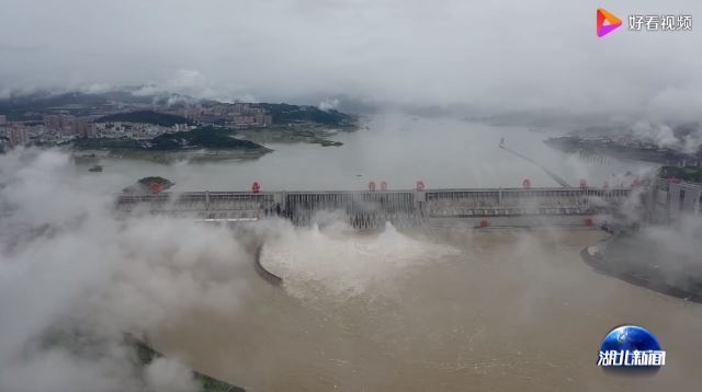 홍수 조절을 위해 지난 18일 물을 방류하는 싼샤댐.웨이보캡처