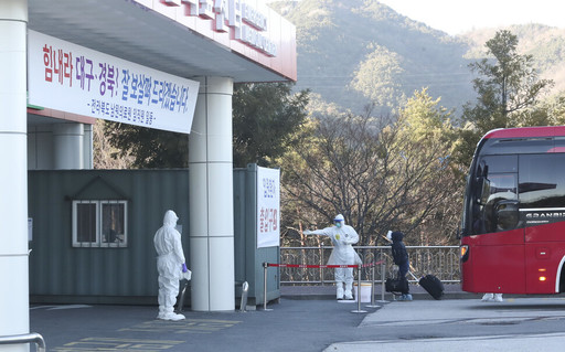 지난 11일 전북 남원의료원에 도착한 신종 코로나바이러스 감염증(코로나19) 환자들이 지정 병실로 들어가고 있다. 전북도 제공