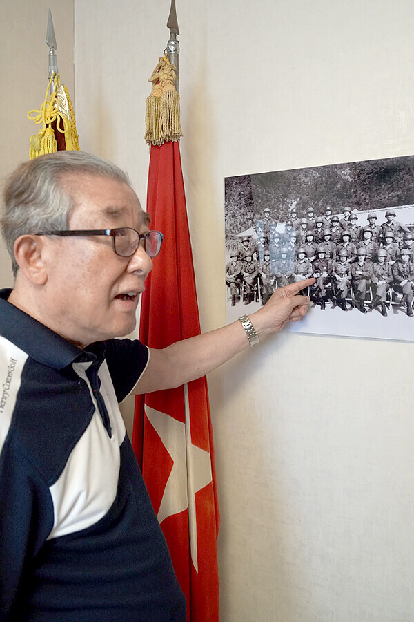 박경석 장군이 대대장 시절 당시 강재구 대위 등 중대장, 소대장 들과 함께 찍은 사진을 보여주고 있다. 강 대위는 이 사진을 촬영한 다음날 순직했고 이 부대는 재구대대로 명명됐다.