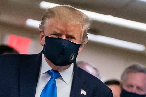 지난 11일 공식 석상에서 처음 마스크를 쓰고 나타난 도널드 트럼프 미국 대통령. [AP=연합뉴스]