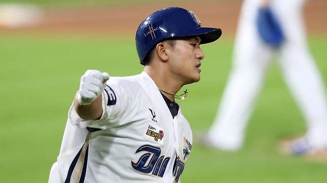 결승 좌전안타를 치고 1루로 뛰어나가는 NC 강진성 선수