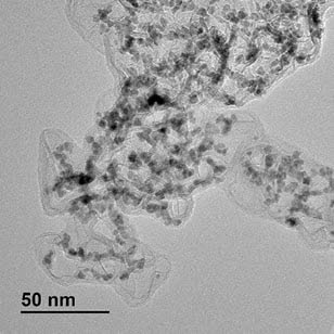 이리듐-루테늄 합금 촉매를 투과전자현미경으로 확대한 사진.