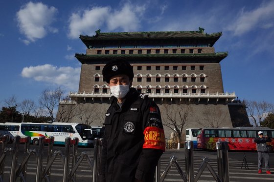 지난 1월 중국 베이징 천안문 광장 남쪽 치안먼(前門) 근처에서 마스크를 쓴 공안이 근무하고 있다. 대기오염이 줄어 하늘은 맑지만 코로나19로 인해 마스크를 쓰고 있다. EPA=연합뉴스