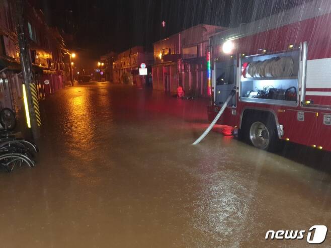 지난 23일부터 밤새 244.6mm 폭우가 내려 침수된 경북 영덕군 강구면 오포리에 소방당국이 배수작업을 하고 있다.(경북소방본부 제공)© 뉴스1