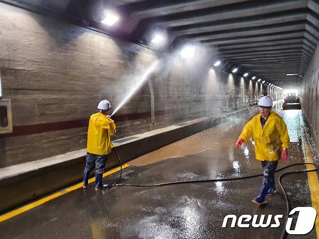 24일 부산 동구 초량동에 있는 제1지하차도에서 폭우로 인해 흘러내린 흙물을 청소하고 있다.2020.7.24/ © News1 노경민 기자