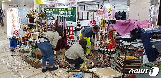부산시설공단 관계자들이 24일 오후 부산역 지하상가에서 침수 피해를 입은 상인들을 돕고 있다.2020.7.24/© 뉴스1 노경민 기자
