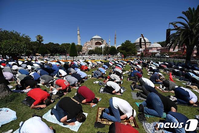 24일 터키 이스탄불의 성소피아 성당에서 이슬람 예배를 드리고 있는 사람들. © AFP=뉴스1
