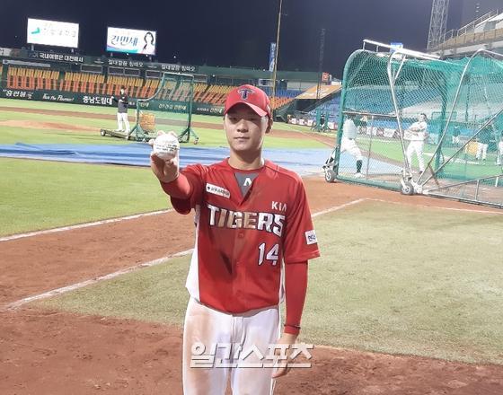 KIA 김규성이 첫 홈런 기념구를 들어 보이고 있다. 대전=김식 기자