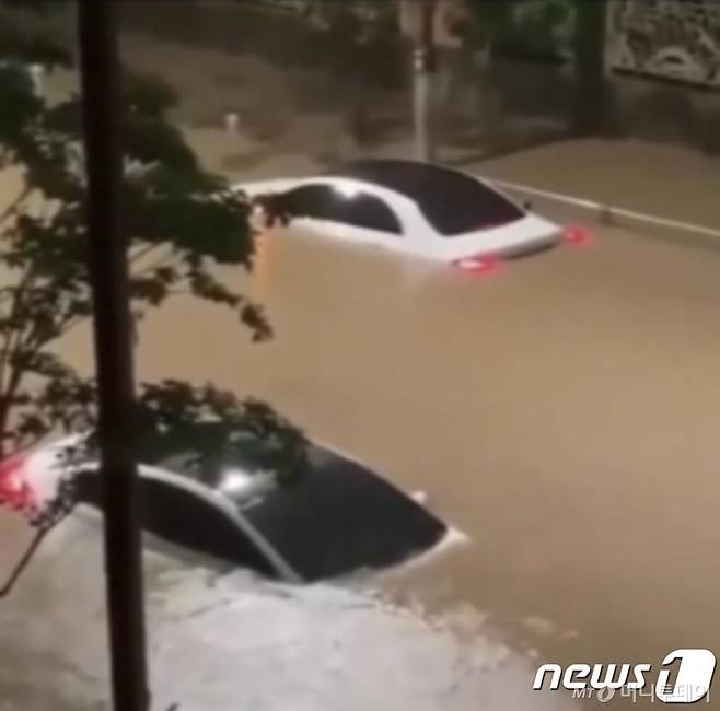 (부산=뉴스1) 여주연 기자 = 23일 오후 부산의 한 도로에 폭우로 차량이 물에 잠겨 있다. (독자 제공) 2020.7.23/뉴스1