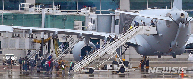 [인천공항=뉴시스] 이영환 기자 =  24일 오전 공군 공중급유기 'KC-330'을 타고 인천공항에 도착한 이라크 파견 근로자들이 급유기에서 내리고 있다. 2020.07.24.   photo@newsis.com