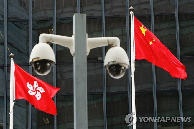 홍콩 정부청사 앞의 감시 카메라 [로이터=연합뉴스]