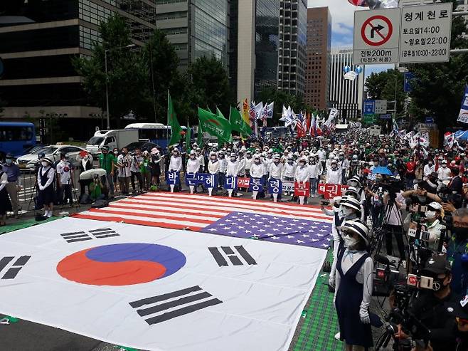 25일 서울 중구 을지로입구역 인근에 열린 우리공화당 태극기집회에 1500명가량으로 추정되는 시민들이 참여했다. [이윤식 기자]