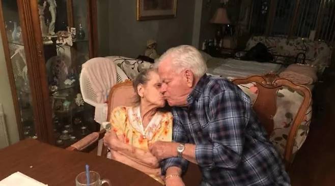 코로나19 확진 판정을 받고 병원에 입원하기 전 마지막 키스를 나누는 조셉 델리스(88)와 욜란다 델리스(83) 부부. /사진=NEWS BREAK