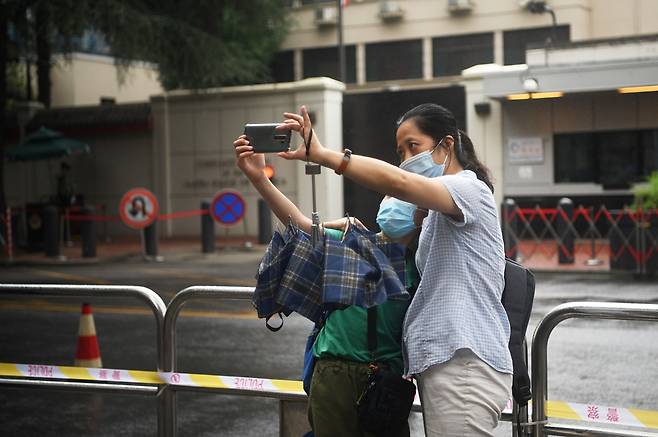 25일 중국 쓰촨성 청두에 위치한 미국 총영사관 앞에서 시민들이 사진을 찍고 있다./사진=AFP
