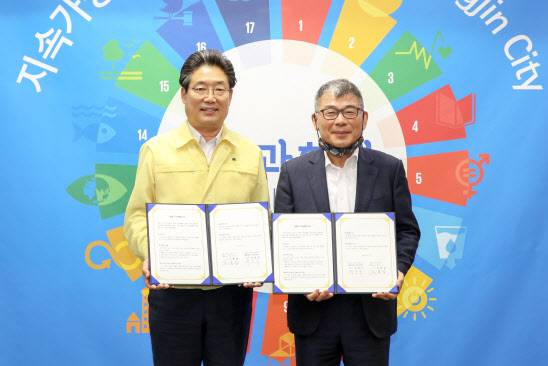 최종욱(오른쪽) 마크애니 대표와 김홍장 당진시장이 지난 24일 충청남도 당진시청에서 블록체인 기반 평생학습이력관리 시스템 구축을 위한 업무협약을 체결하고 기념사진을 촬영하고 있다.(사진=마크애니 제공)