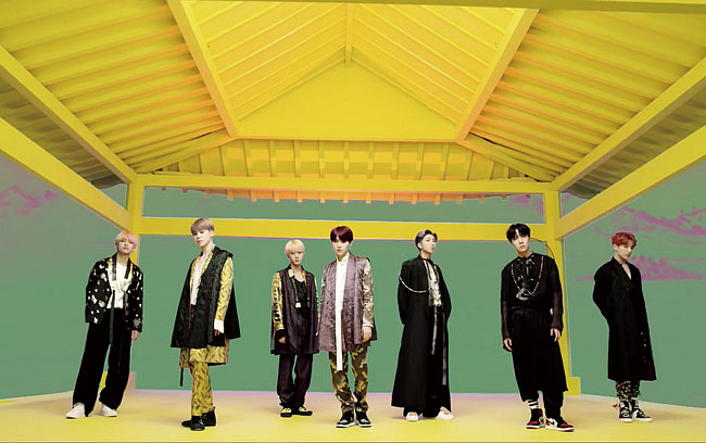 ‘아이돌(IDOL)’ 뮤직비디오에서 한복을 착용한 BTS. 사진 빅히트엔터테인먼트
