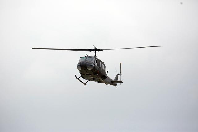27일 경기 용인시 17항공단 203항공대대에서 열린 UH-1H퇴역식 행사에서 UH-1H 헬기 한 대가 고별비행을 하고 있다. 육군 제공