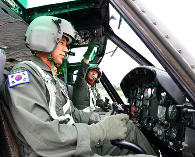 27일 경기 용인시 17항공단 203항공대대에서 열린 UH-1H퇴역식 행사에서 조종사들이 고별비행을 하기 전 기체를 점검하고 있다. 육군 제공