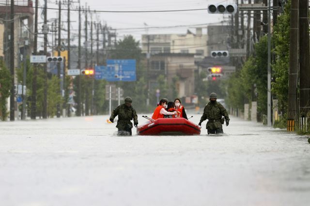 중국과 일본, 인도, 방글라데시, 파키스탄 등 아시아 곳곳에서 홍수 피해가 커지고 있다. 사진은 지난 7일 기록적인 폭우가 쏟아진 일본 규슈 지역 후쿠오카현 오무타무라에서 자위대원들이 고무보트로 주민들을 구조하는 모습. AP뉴시스