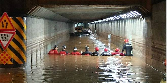 23일 부산지역에 기록적인 폭우가 내려 부산 동구 초량 제1지하차도가 물에 잠겼다. 이 사고로 3명이 숨졌다. (사진=부산경찰청 제공)
