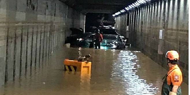 23일 부산지역에 기록적인 폭우가 내려 부산 동구 초량 제1지하차도가 물에 잠겼다. 이 사고로 3명이 숨졌다. (사진=부산경찰청 제공)