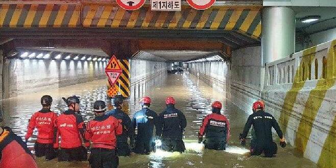 23일 부산지역에 기록적인 폭우가 내려 부산 동구 초량 제1지하차도가 물에 잠겼다. 이 사고로 3명이 숨졌다. (사진=부산경찰청 제공)