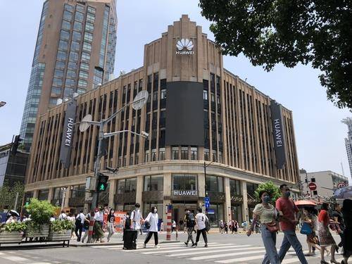 상하이에 들어선 화웨이 '세계 최대' 플래그십 매장 (상하이=연합뉴스) 차대운 특파원 = 지난 2일 중국 상하이의 최대 번화가인 난징둥루(南京東路)의 화웨이 플래그십 매장 앞 도로에서 행인들이 횡단보도를 건너고 있다. 2020.7.2 cha@yna.co.kr