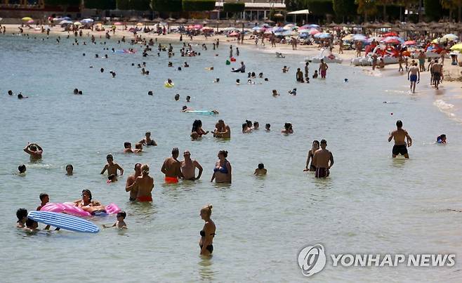 지난 26일 스페인 마요르카섬의 한 해변에 관광객들이 해수욕을 즐기는 모습. [로이터=연합뉴스]