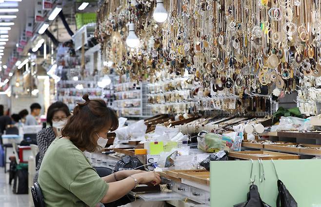 남대문 액세서리상가를 들어서면 익히 눈에 띄는 모습들이다. 직원은 물론이고 업주까지도 액세서리 조립과 최종 마무리 작업에 몰두하고 있는 모습을 볼 수 있다. 바로 악세서리 생산의 현장이다. /이진한기자