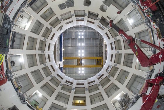 핵융합실험로의 핵심인 초전도 토카막이 들어설 토카막 빌딩 바닥에서 위로 올라다본 사진. 오른쪽에 750t 크레인이 설치돼 있다. [사진 ITER]