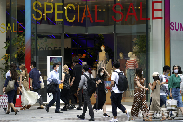 [도쿄=AP/뉴시스]27일 일본 도쿄 쇼핑가에서 마스크를 쓴 시민들이 걷고 있다. 2020.07.27.