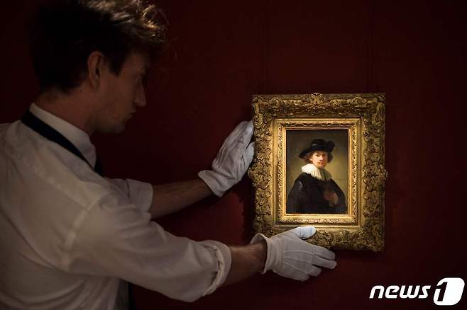 28일(현지시간) 소더비 경매에서 1450만파운드(약 224억원)에 팔린 렘브란트의 자화상. © AFP=뉴스1