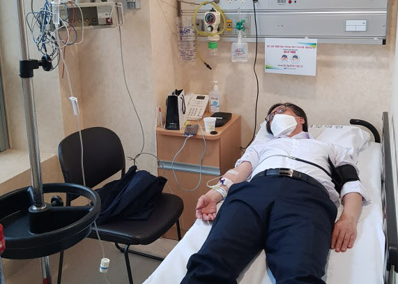 정진웅 부장검사가 종합병원 응급실에서 치료받고 있다며 공개한 사진