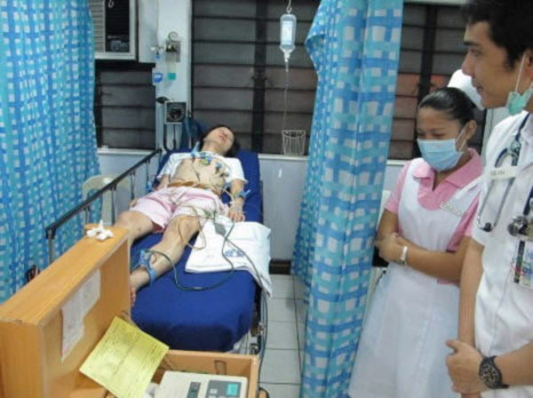 2010년 신정환씨가 필리핀의 한 병원에서 뎅기열에 걸려 입원했다고 주장하며 올린 사진.