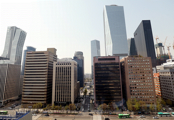 최근 1년 국내 증권사 32곳이 발간한 전체 기업분석 보고서의 투자의견 평균은 매수 88.8%, 중립(보유) 11.1%, 매도 0.1%로 집계됐다.ⓒ뉴시스