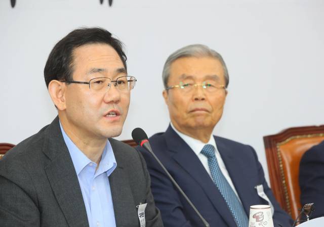 ▲경실련이 28일 미래통합당 의원들의 부동산 자산 보유 현황을 발표했다. 김종인 비대위원장(사진 오른쪽)과 주호영 원내대표(왼쪽) 역시 고액 자산가였다. 지난 27일 국회에서 열린 비상대책위원회의에서 발언하는 미래통합당 주호영 원내대표. ⓒ연합뉴스