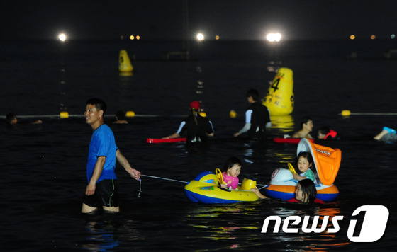 제주시 이호태우 해변을 찾은 관광객들이 물놀이를 즐기며 여름밤 더위를 식히고 있다.© News1