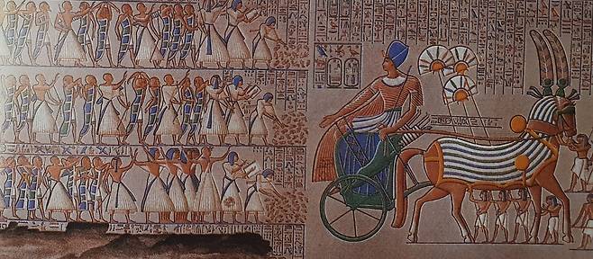 테베 메디네 하부. 신전 회랑의 남쪽 복도에 조각된 색을 입힌 저부조. <이집트지(고대)> 사진제공 아테네