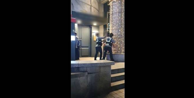 여성 경찰 두 명이 난동을 부리는 한 여성을 제압하고 있다. (사진=유튜브 캡처)